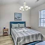 Breezy Coastal Condo 2 Mi To Shop, Golf, And Swim!