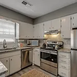 Family Friendly, 1 Block To Beach!