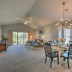 Modern Top-Floor Condo Less Than 1 Mi To Golfing!