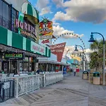 *Oceanview & New* Queen Beds*Pools Galore*Cool Retro Vibe*M21
