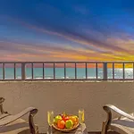 Ocean Reef Resort - Direct Oceanfront Studio - Nicely Updated! Perfect For 2-4 Guests! Unit 401