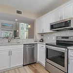 Gorgeous And Spacious 4 Bedroom Villa - 8D Windermere By The Sea Villa