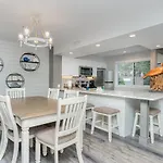 Completely Remodeled And Open 18C Richmond Park Villa