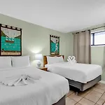 Hosteeva Oceanview Meridian Plaza Condo