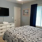 Pink Flamingo/Walk To Beach W/ King Bedroom