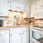 Sun-Dappled Condo With Balcony And Secluded Beach!