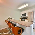 Lovely Townhouse One Block To The Beach