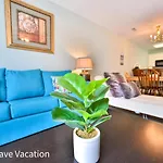 Lovely Townhouse One Block To The Beach