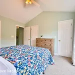 Lovely Townhouse One Block To The Beach