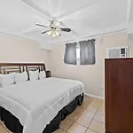Comfy 1Br By The Beach With Pool & Parking