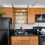 Comfy 1Br By The Beach With Pool & Parking