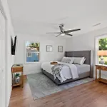 Cheerful 4 Bedroom Home 1 Block From The Beach!