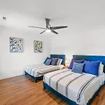 Cheerful 4 Bedroom Home 1 Block From The Beach!
