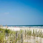 Cheerful 4 Bedroom Home 1 Block From The Beach!