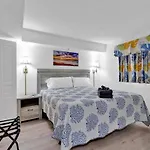 Beachfront, Spacious King Suite With Resort Access, Free Parking!