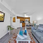 Beachfront, Spacious King Suite With Resort Access, Free Parking!