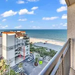 Beachfront, Spacious King Suite With Resort Access, Free Parking!