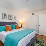 Laurel Court - 305