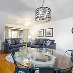 Laurel Court - 305