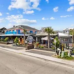 One Block From The Beach! Surfside Pier Is Open!