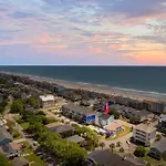 One Block From The Beach! Surfside Pier Is Open!