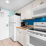 Cozy Studio Tropical Retreatwith Full Kitchen!!