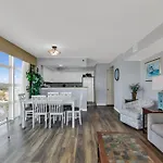 Stunning Condo With Wall-To-Wall Windows Overlooking Ocean