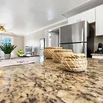 Beach Style 2Br W Parking 2Min Walk To Beach