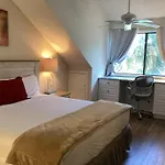 8I Richmond Park Villa
