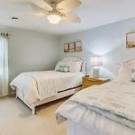 Coastal Family Home - Walk To The Beach And Shopping