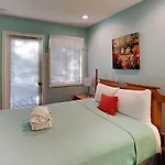 Comfortable Condo 4 Blocks From The Beach