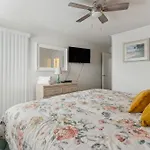 Your Cozy Condo Escape By The Beach Home