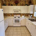 Cozy 2 Bedroom Getaway And Peaceful Patio