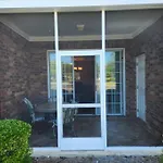 Cozy 2 Bedroom Getaway And Peaceful Patio