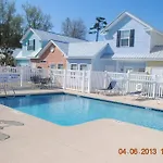Comfortable 2-Br Cottage, 2 Blocks To Beach