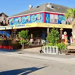 30C Gcr- Updated Poolside Paradise