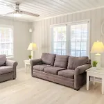 Beautifully Updated Beach House-Bella Sirena! Short Walk To The Beach! Sleeps 8!