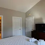 Absolutely Adorable Condo In The Center Of Mb