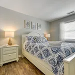 Sunny Seaside Condo With View - Walk To Beach