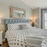 Sunny Seaside Condo With View - Walk To Beach