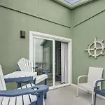 Sunny Seaside Condo With View - Walk To Beach