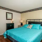 Oceanfront 3 Bedroom 2.5 Bath Wifi, Pool, W/D