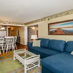 Oceanfront 3 Bedroom 2.5 Bath Wifi, Pool, W/D