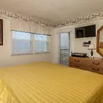 Oceanfront 3 Bedroom 2.5 Bath Wifi, Pool, W/D
