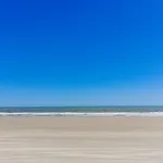 Oceanfront 3 Bedroom 2.5 Bath Wifi, Pool, W/D