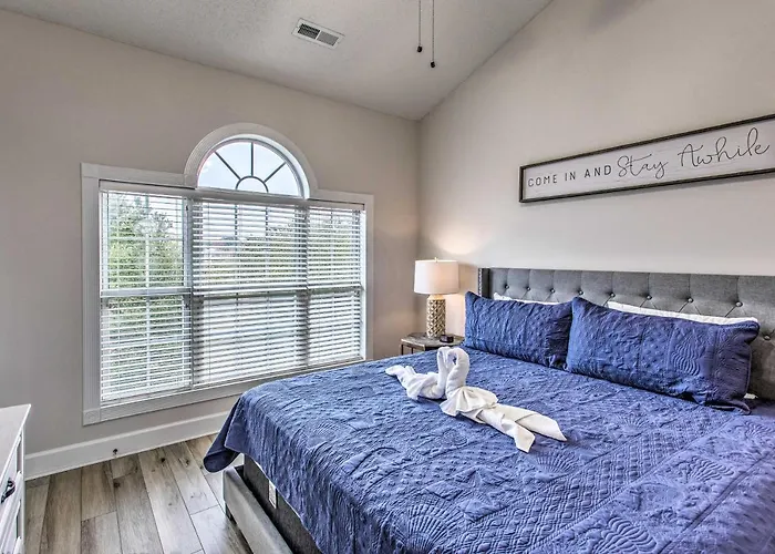 Breezy Coastal Condo 2 Mi To Shop, Golf, And Swim!