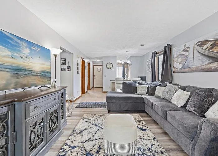 Spacious Modern Condo - 1St Floor - One Block To The Beach
