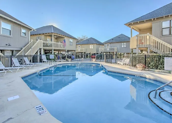 Dog-Friendly Coastal Cottage 3-Min Walk To Beach
