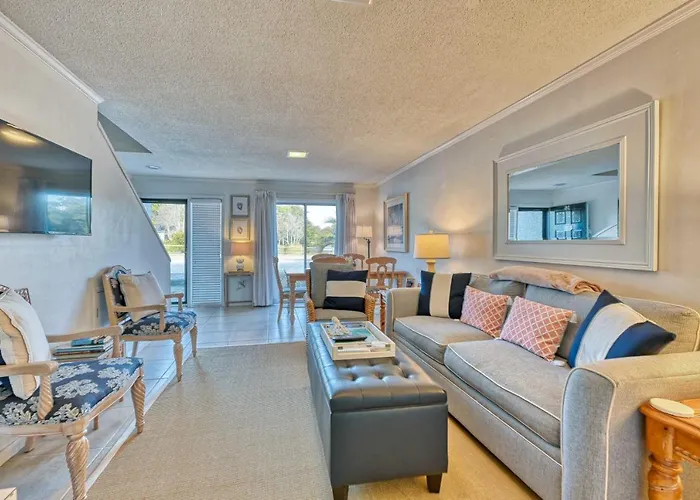 Myrtle Beach Abode With Seasonal Pool And Lake View!