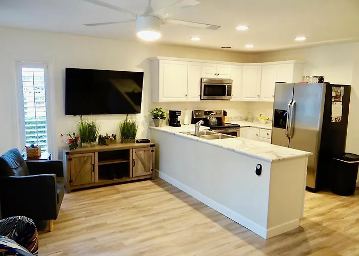 17A Gcr Lovely 2 Bed Condo With Pool In Surfside